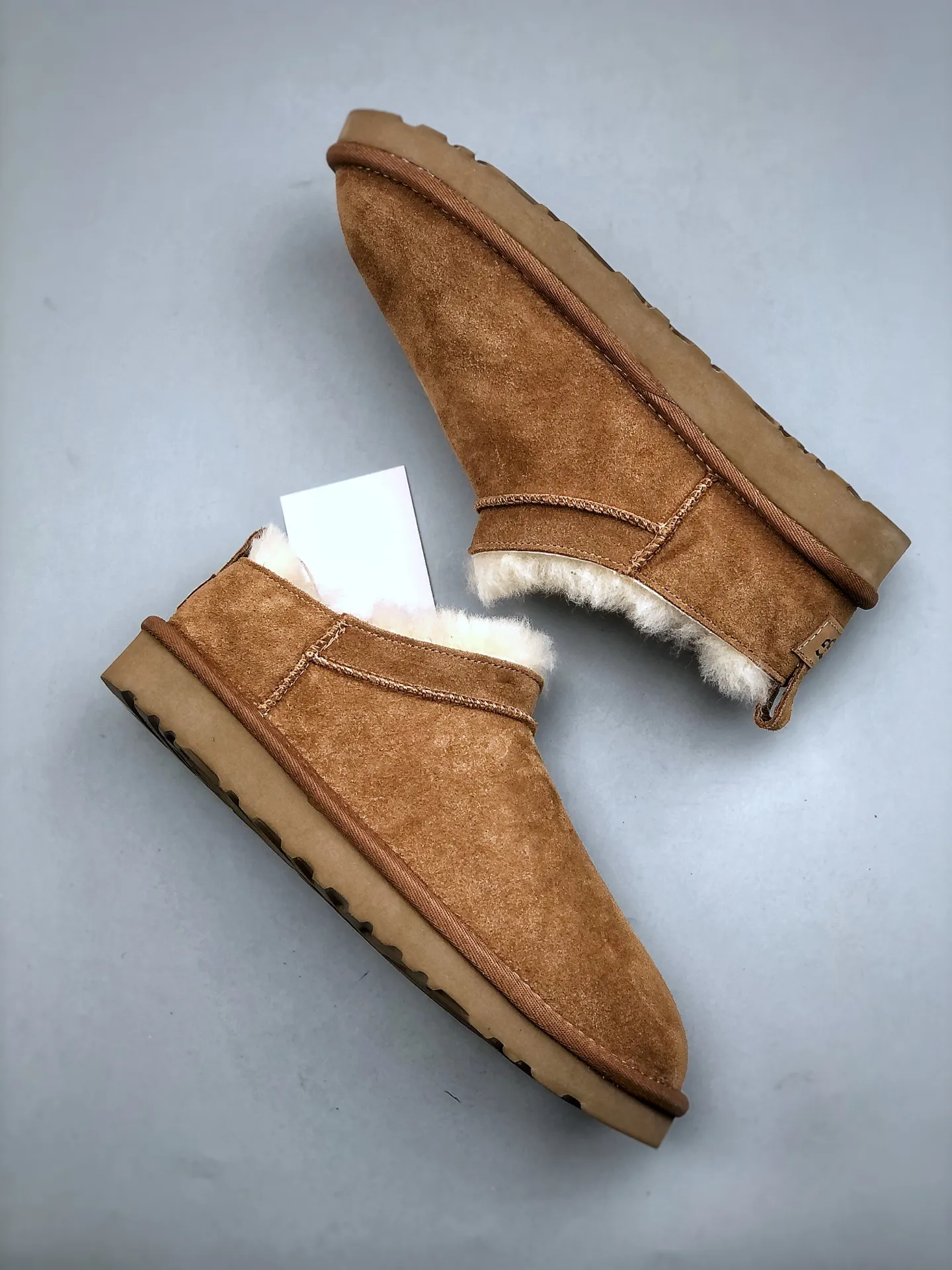 Local self-pickup💰520 supports store placement. The top version of ugg on the market. 25 new models. UGG Elea Slip-On. Thin and light slip-on. Home, office, air-conditioned room. Easy to match, super fashionable and long-leg welfare model. Produced by a large foreign trade factory in Guangzhou. Toe to insole. Genuine sheep fur integrated. Independent outer box packaging. Chip with waterproof technology. Different from any version on the market. Independently developed original outsole and cashmere insole to keep you warm in winter and suitable for home use. In recent years, uug has launched a style series that is partially geared towards the preferences of young consumers and has also moved to the forefront of fashion trends. Shoe body material Water-repellent coated suede upper 17 mm UGGPURE™ implanted wool insole Lightweight non-slip and comfortable rubber outsole With brand LOGO trademark Comes with a full set of packaging Size: 35-40